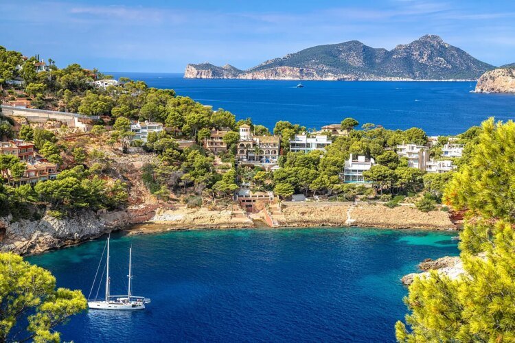 Mallorca in local mode: traveling by ‘llaüt’ through the best coves to create your own perfume with the smell of the island