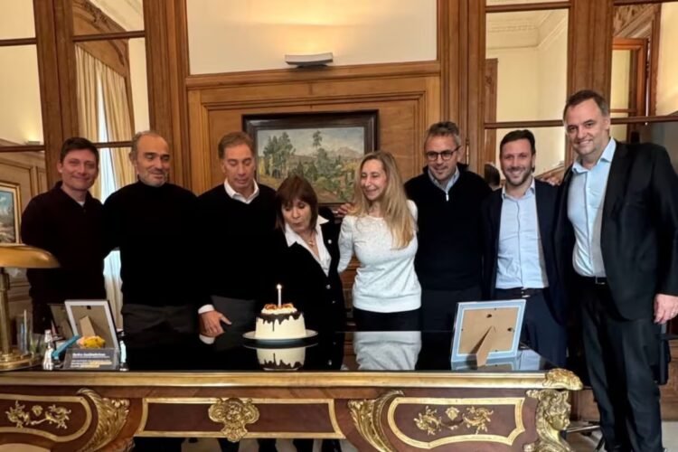 The Government suspends cabinet and political table meetings due to the Adorni case