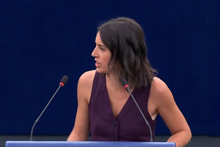 Irene Montero imitates Marilyn Monroe and sings ‘happy birthday’ to Trump in the European Parliament