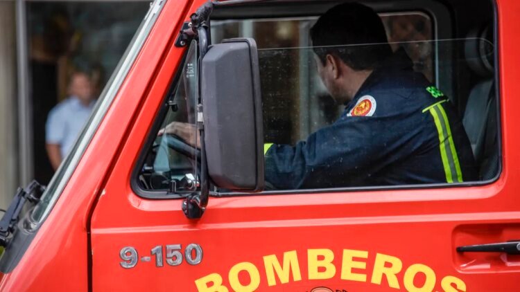 Two cars caught fire while they were parked on the Pocitos boulevard: Firefighters investigate the origin of the fire