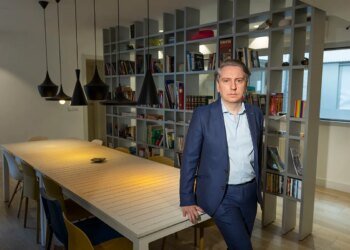 Manuel Ródenas, LGTBI lawyer: "There are still parents who kick their children out of home for being gay"