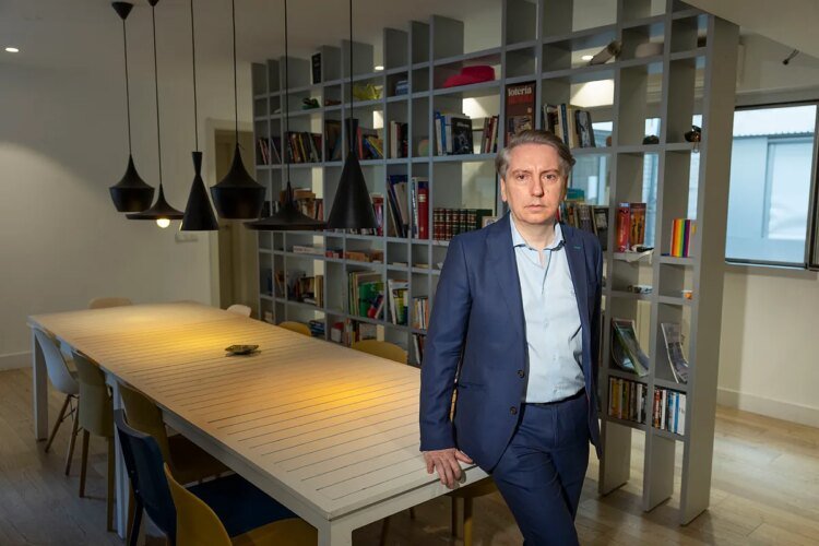 Manuel Ródenas, LGTBI lawyer: "There are still parents who kick their children out of home for being gay"