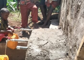 A treasure to cherish In line, under the taps, they crowd carrying yellow and orange cans. All around you can hear cries of joy: it’s a day of celebration for the village. «It will now be essential to take care of the aqueduct, saying…