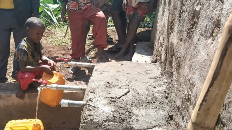 A treasure to cherish In line, under the taps, they crowd carrying yellow and orange cans. All around you can hear cries of joy: it’s a day of celebration for the village. «It will now be essential to take care of the aqueduct, saying…