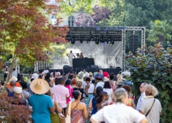 Telex: Alcohol consumption has been banned in several places in France due to the extreme heat