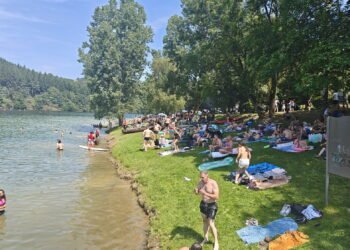 Max capacity: Lake Haute-Sûre beaches packed as heat draws crowds