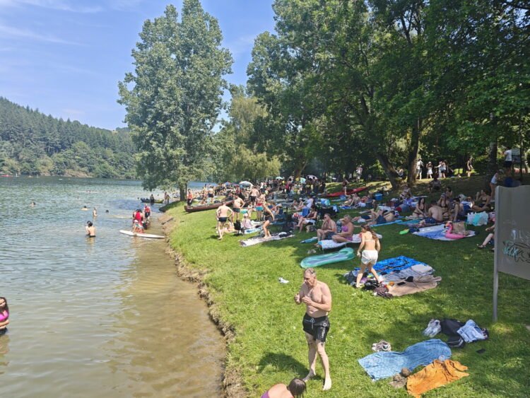 Max capacity: Lake Haute-Sûre beaches packed as heat draws crowds