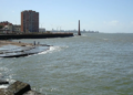 Macabre discovery at the Sarandí breakwater: fishermen found a body tied by its feet between the rocks