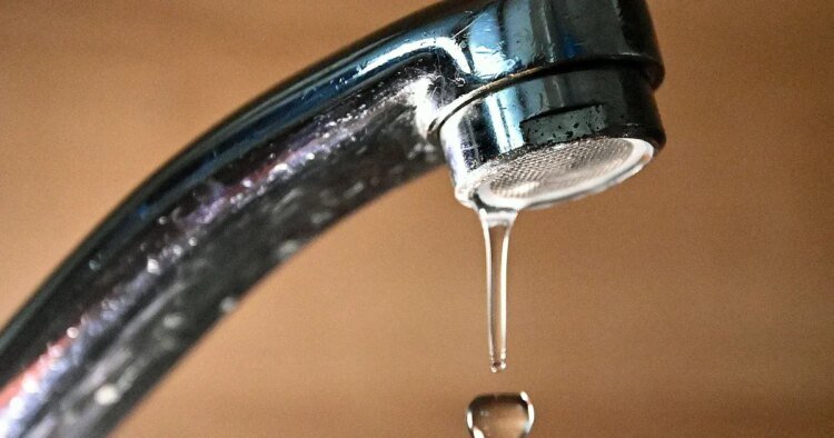 Telex: Due to the heat, the system has been overloaded, water is just dripping from the tap in several places