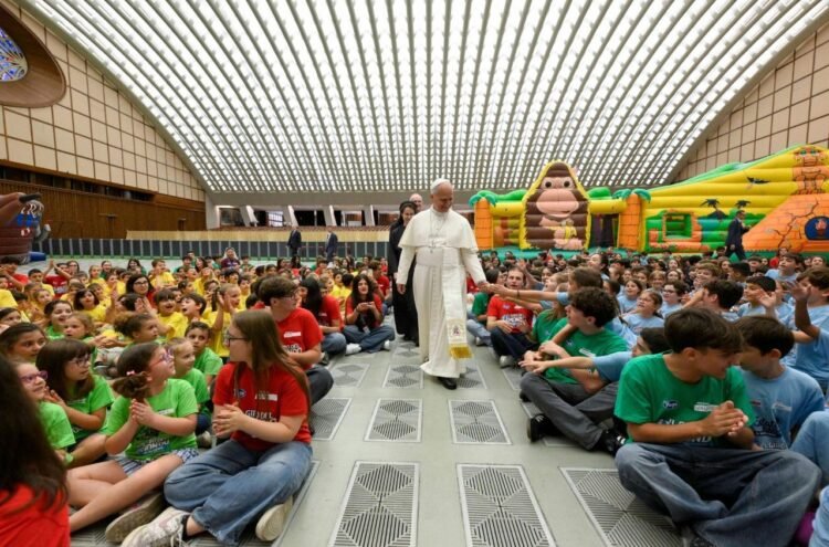 Pope: Technology should serve friendships, not replace them