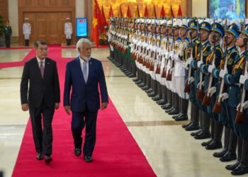 PM Gusmão receives official welcome in Hanoi, witnesses signing of cooperation agreements