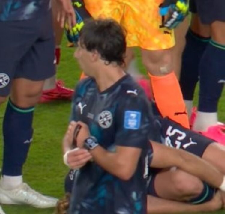 A Paraguayan player steals the referee’s clock against Türkiye