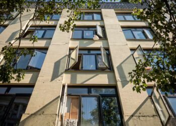 Apartments can become sweltering in summer. Why heat bylaws could be coming to a city near you