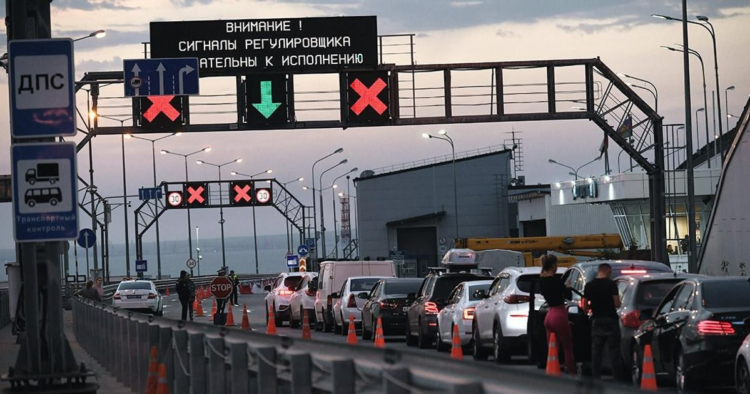 Russians are fleeing Crimea. Thousands of cars stuck at the Kerch Bridge as Ukrainian attacks hit the peninsula