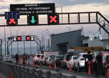 Russians are fleeing Crimea. Thousands of cars stuck at the Kerch Bridge as Ukrainian attacks hit the peninsula