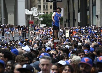 See the Knicks Championship Parade Unfold