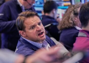 Unexpectedly weak forecast pushes AI stocks down