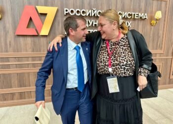 Shor and Shoshoake at a forum in Russia. “You don’t have to be either a Russophile or a Russophobe”