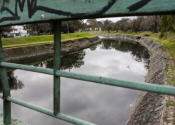 The Police investigate the discovery of the body of a man who was floating in the Miguelete stream