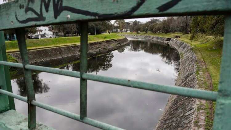 The Police investigate the discovery of the body of a man who was floating in the Miguelete stream