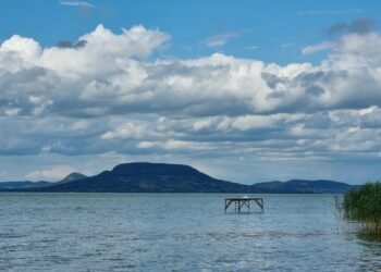 “Monkey Island” Sandbar Reappears in Lake Balaton as Water Levels Drop