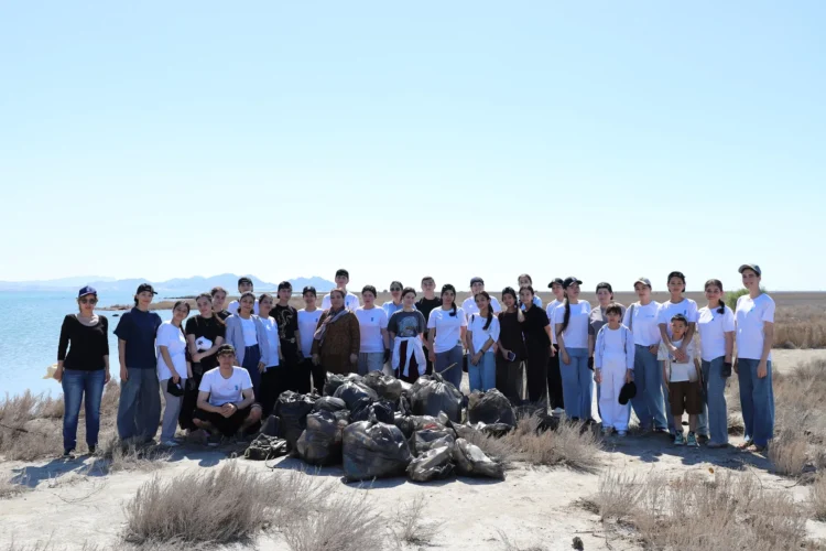 Coastal Clean-Up in Turkmenbashi Organized by UNDP and NGO “Yash Tebigatchy” Engages Youth and Local Communities Ahead of World Environment Day