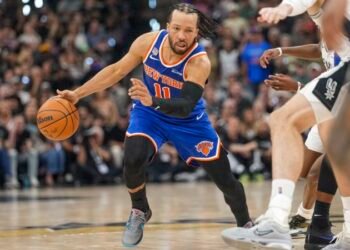 Knicks hold off Spurs comeback attempt to take Game 2 of NBA Finals