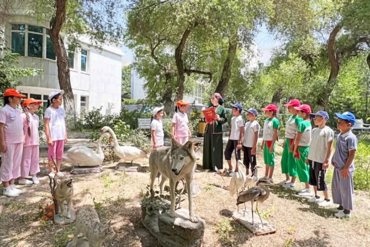 Specialists from the Children’s Library of Turkmenistan held a lesson in Gokdere