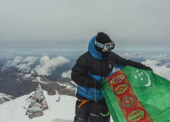An Ashgabat resident climbed Mount Elbrus via the southern route