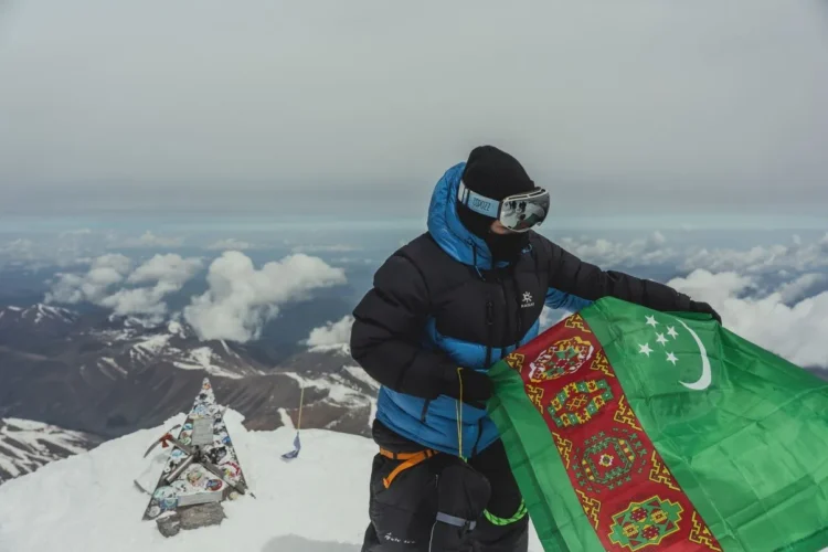 An Ashgabat resident climbed Mount Elbrus via the southern route