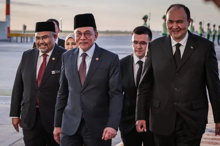 Malaysian Prime Minister arrives in Turkmenistan on official visit