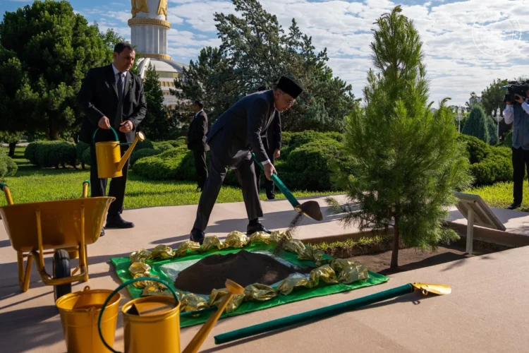 The Malaysian Prime Minister planted a tree at the Independence Monument of Turkmenistan