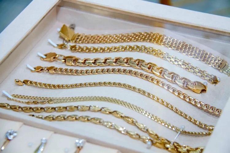 An exhibition of precious metal jewelry has opened in Ashgabat