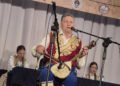 20 contestants compete for the title of the best fiddler