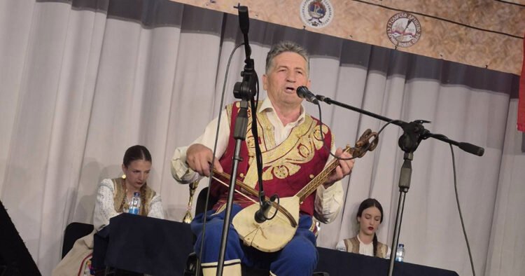 20 contestants compete for the title of the best fiddler
