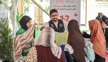 Al-Jarhi, a member of the National Alliance, participates in organizing the Ataa Clothes Exhibition to distribute 12,000 pieces in Giza