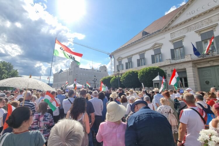 Protesters Call on Péter Magyar to Stop His Campaign of Bullying against President Sulyok