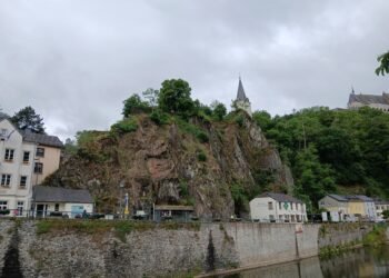 For safety reasons: Vianden to install netting on rock formations