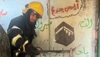 Civil Protection controls a snake found in an apartment in ancient Egypt.. Pictures