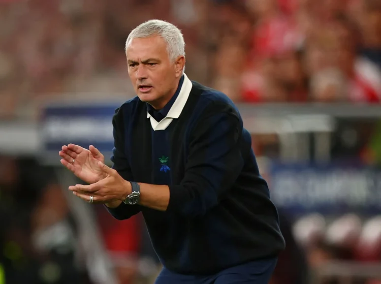(OFFICIAL) Jose Mourinho, the new coach of Real Madrid, signed a contract for three years