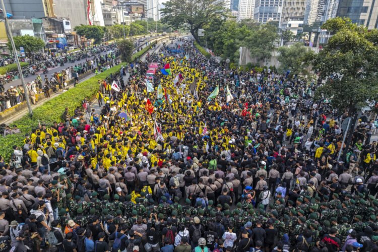 Students return to streets over wasteful spending – Politics