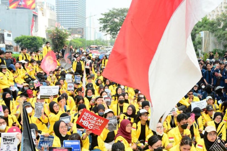Students rally to urge restoring civilian supremacy, stopping ‘wasteful’ spending – Archipelago