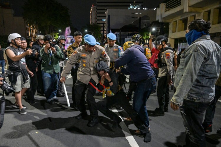 Police arrest dozens in anti-government protest in Surabaya – Archipelago