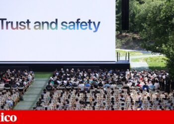 European Commission and Apple exchange accusations about blocking the new Siri in Europe | Apple