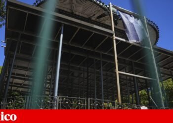 In addition to a controversial kiosk, Jardim da Estrela has a closed bandstand and vandalized toilets | Lisbon