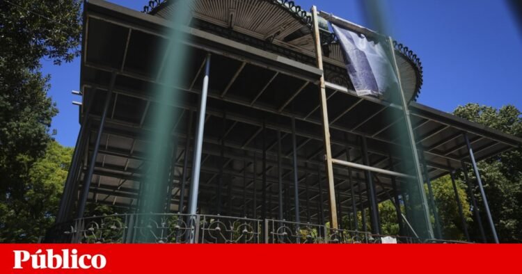 In addition to a controversial kiosk, Jardim da Estrela has a closed bandstand and vandalized toilets | Lisbon