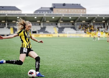 Häcken win after plane crash
