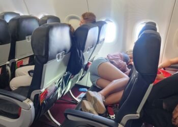 A former flight attendant warns passengers: this should be known to everyone who tries to sleep on a plane | Life