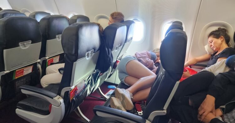 A former flight attendant warns passengers: this should be known to everyone who tries to sleep on a plane | Life