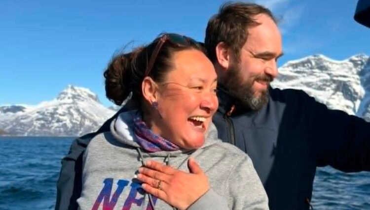 Romantic proposal at sea